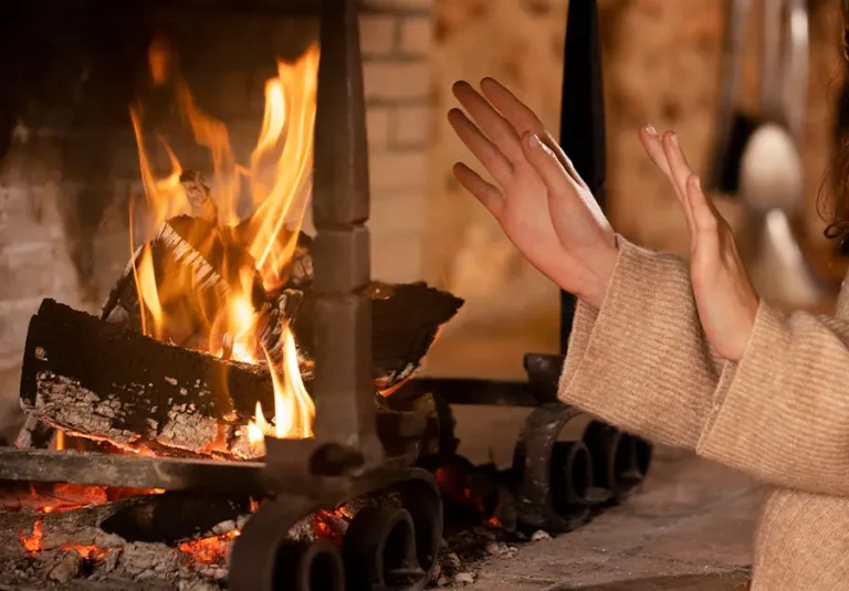 Ile ciepła daje drewno kominkowe? Sprawdź, na ile dni wystarczy 1 m³ drewna kominkowego