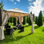 Altana ogrodowa z zadaszeniem i zasłonami, otoczona krzesłami ogrodowymi, idealna do relaksu w ogrodzie